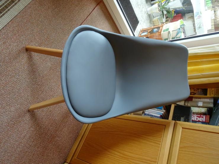 Bild 4: 8 0der 2x4  Esszimmer-Stühle, modern. grau mit gepolsterter Sitzfläche