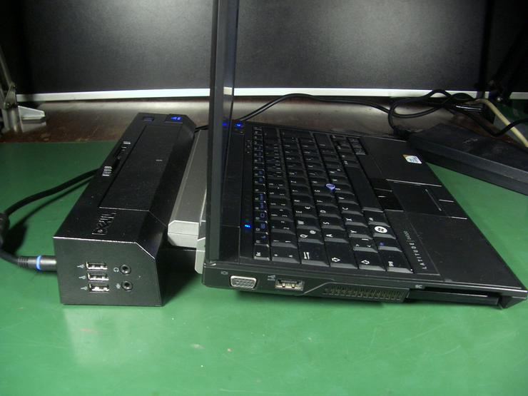 Bild 4: DELL Latitude E4300,  FireWire / IEEE 1394, SSD, E-Port Plus, Netzteil, Akku.