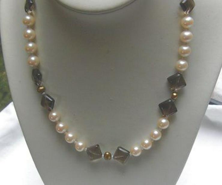 Bild 6: Perlencollier, Perlen in weis, gold mit den Rauchquarz