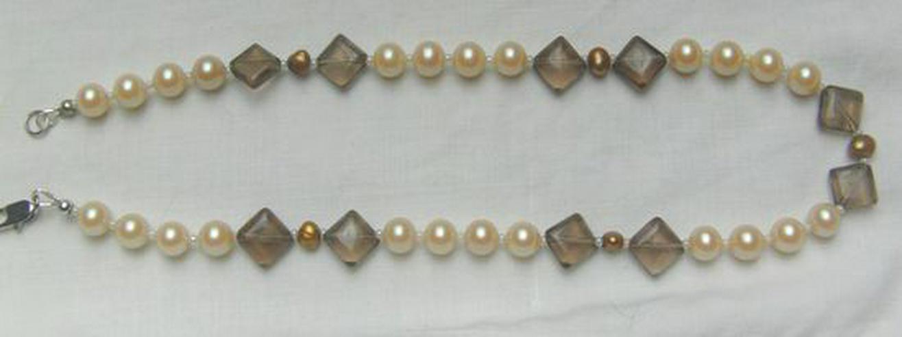 Bild 4: Perlencollier, Perlen in weis, gold mit den Rauchquarz