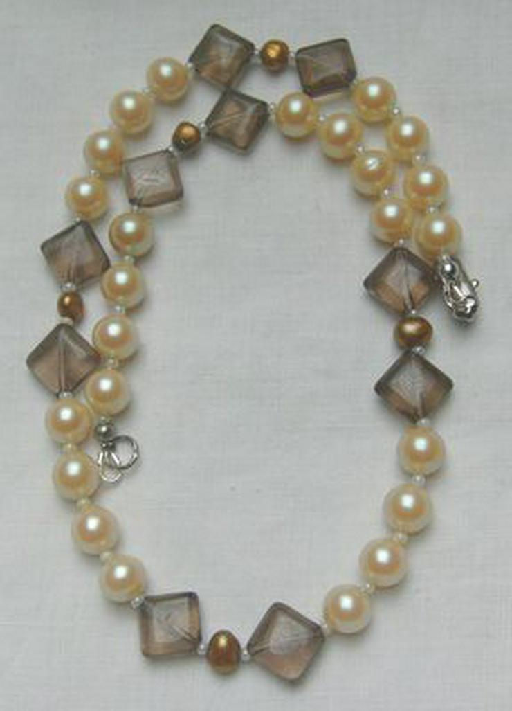 Bild 2: Perlencollier, Perlen in weis, gold mit den Rauchquarz