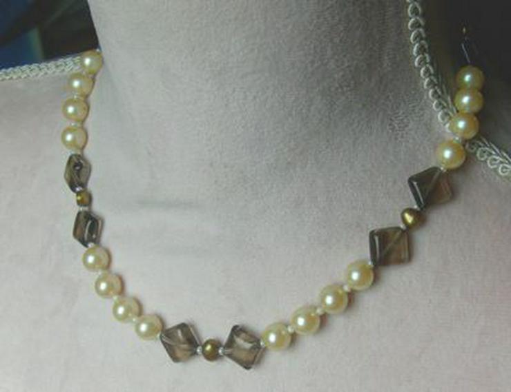 Bild 7: Perlencollier, Perlen in weis, gold mit den Rauchquarz