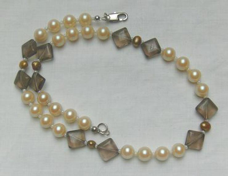 Bild 3: Perlencollier, Perlen in weis, gold mit den Rauchquarz