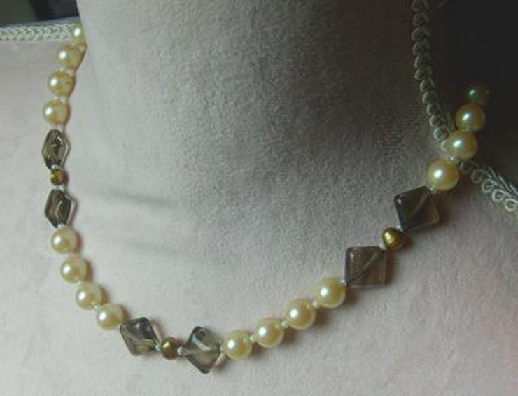 Bild 1: Perlencollier, Perlen in weis, gold mit den Rauchquarz