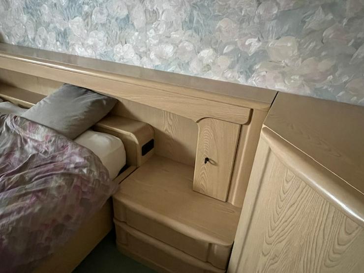 Bild 9: Schlafzimmer komplett Schrank und Bett