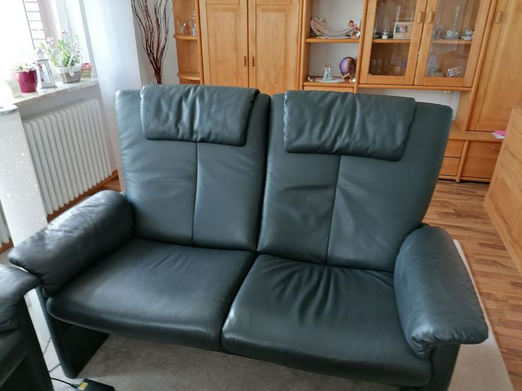 neuwertige Leder (anthrazit) Sitzgarnitur mit verstellbaren Rückenlehnen zu verkaufen - Sofas & Sitzmöbel - Bild 1