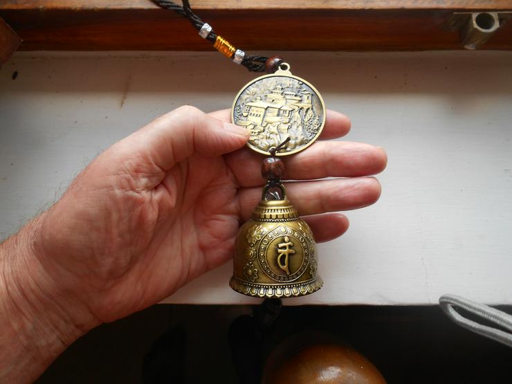 Bild 2: Glocke.......Buddha.....Poja