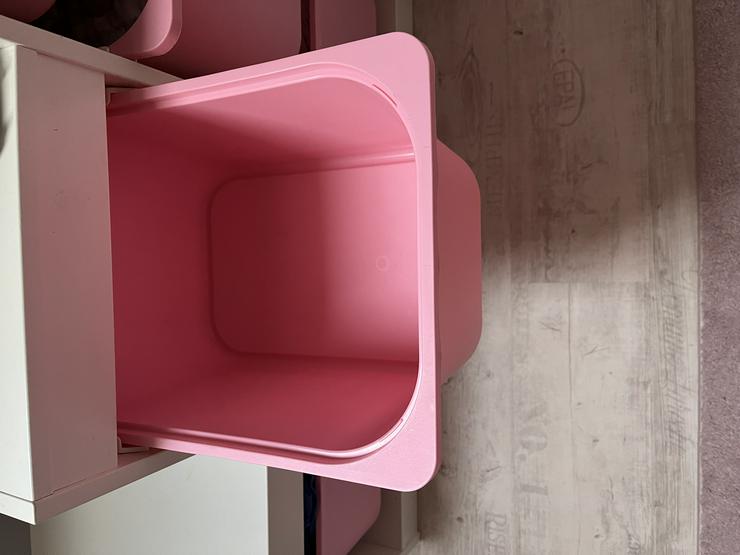 Regal mit rosa plastikkörben - Schränke & Regale - Bild 2