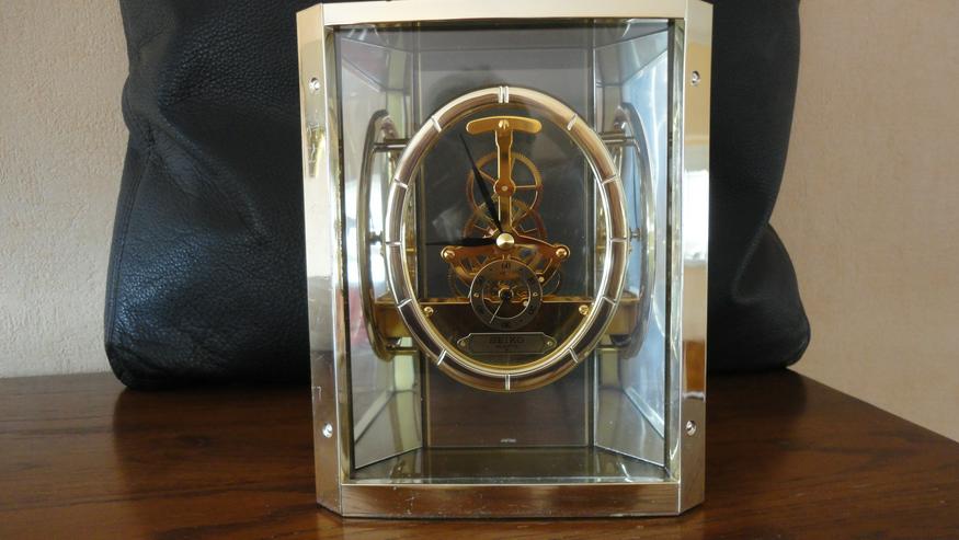 SEIKO Tischuhr Vintage Quartz Skeletiertes Uhrwerk goldfarben mit Glas Vor-und Rückseite