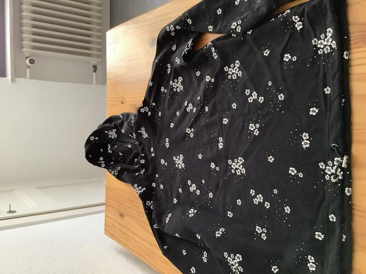 Sweatshirt schwarz mit weißen Blumen  - Größen 40-42 / M - Bild 3