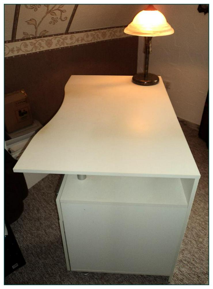 Bild 4: Weißer Schreibtisch in Ergonomieform mit Schublade und Schrank, Regal, Ablage-Flächen, wenig benutzt.