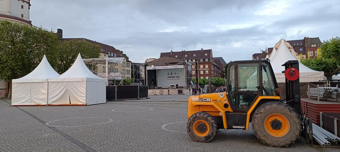 Bild 7: Messebauhelfer hilft in Düsseldorf beim Messestand-Aufbau 