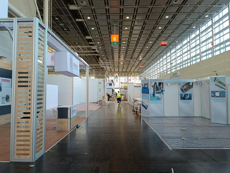 Messebauhelfer hilft in Düsseldorf beim Messestand-Aufbau 