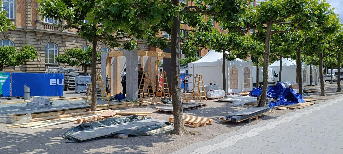 Bild 2: Messebauhelfer hilft in Düsseldorf beim Messestand-Aufbau 