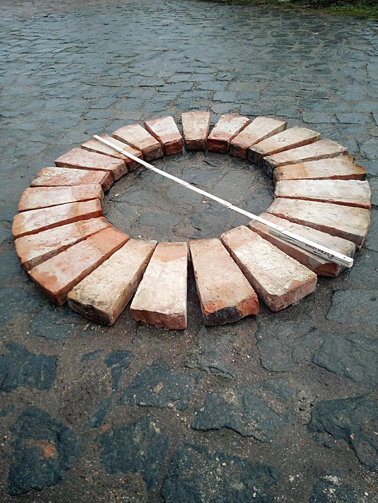 Bild 2: Antike Rückbau konisch Rund radial Brunnen Bogen Ziegel terracotta Feldbrand handgestrichen