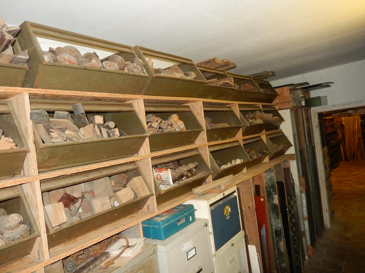 Bild 8: Großes Lager voll 730 militär kisten voller Antike Ersatztele Art Metallkisten voll ersatzteile