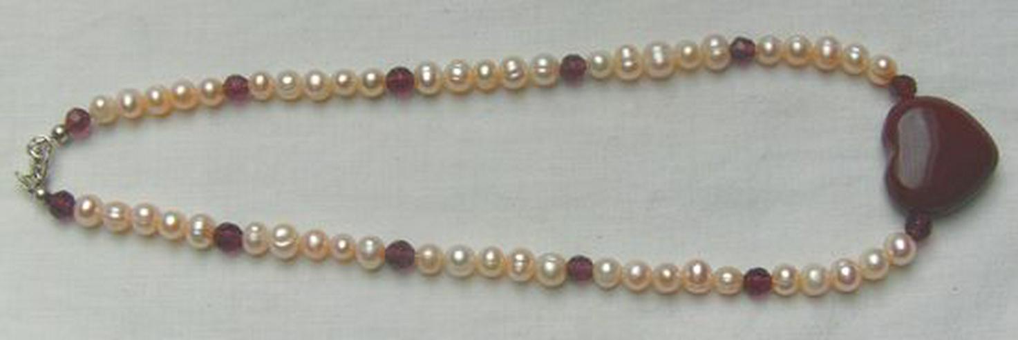Bild 4: Halskette, rotes Achatherz mit weisser Zuchtperle