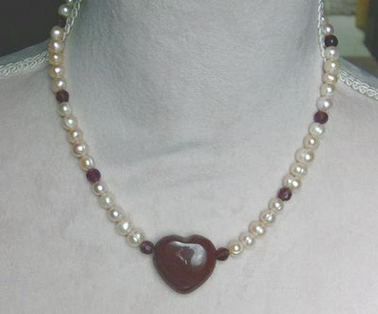 Bild 2: Halskette, rotes Achatherz mit weisser Zuchtperle