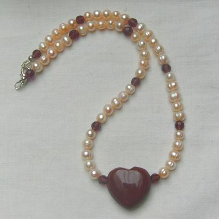 Bild 5: Halskette, rotes Achatherz mit weisser Zuchtperle