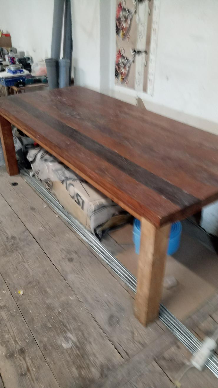 Ein großer Tisch aus altem Teakholz