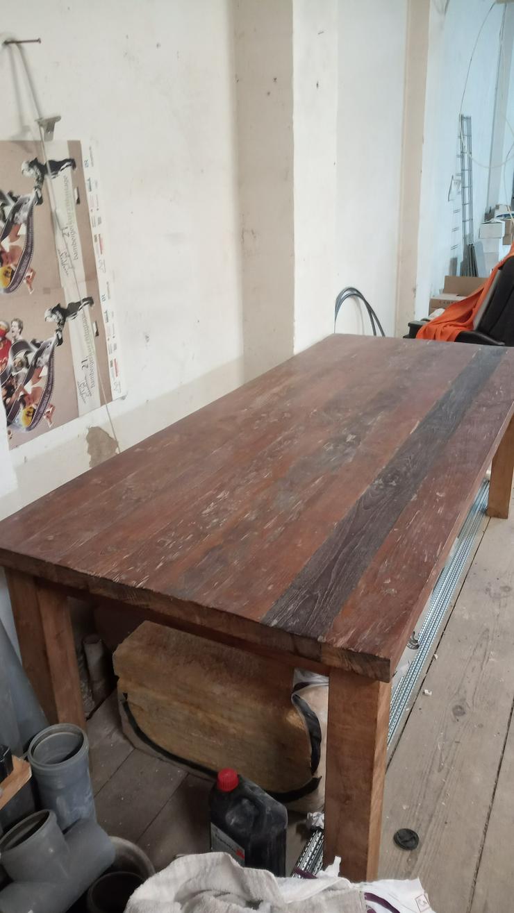 Bild 2: Ein großer Tisch aus altem Teakholz