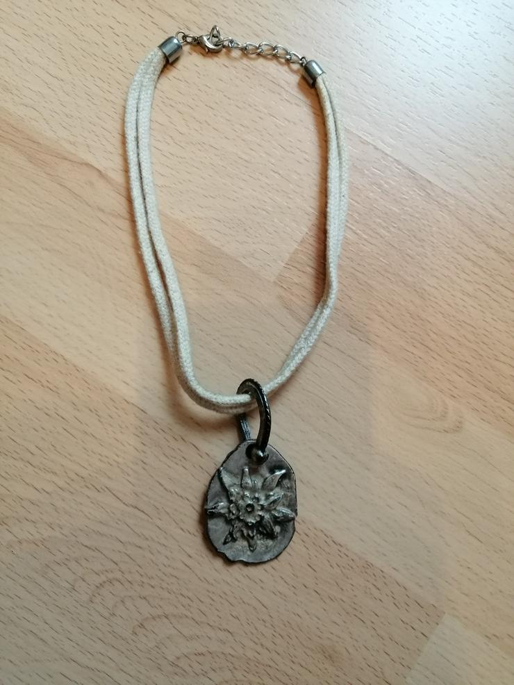 Trachten Halskette mit "Edelweiß"-Emblem - Halsketten & Colliers - Bild 1