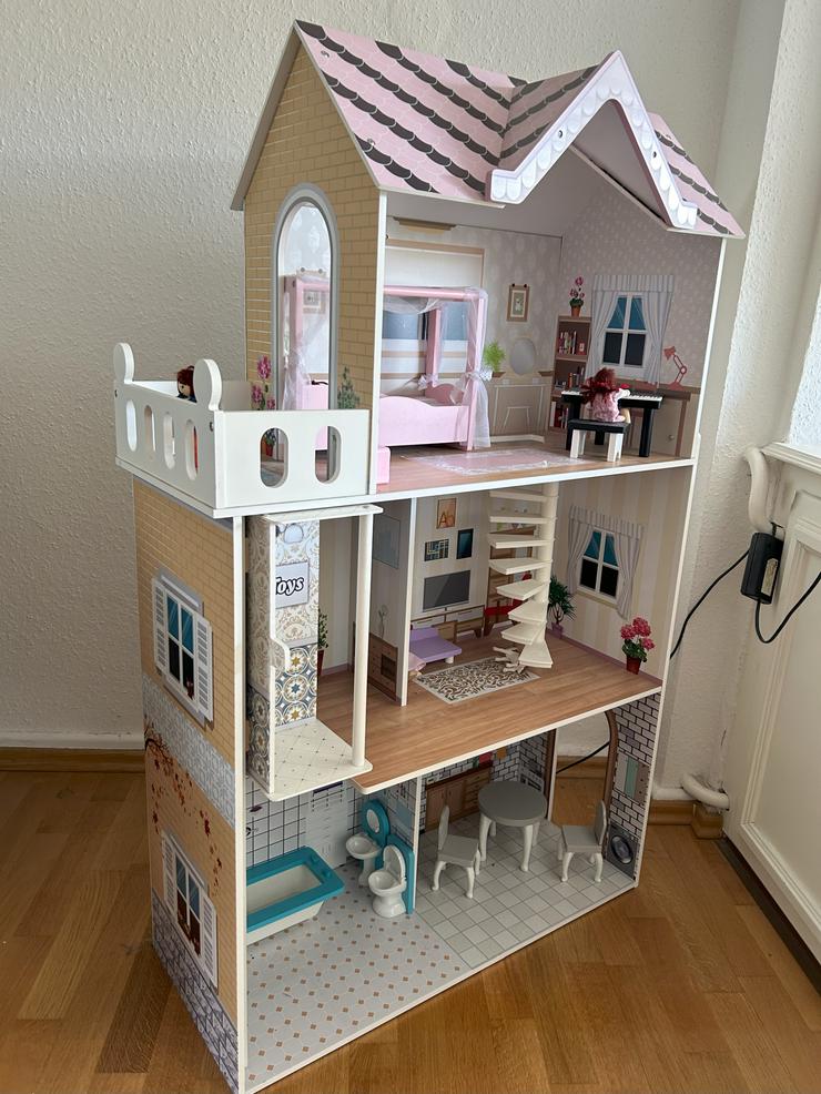 myToys Holz-Puppenhaus mit Garten und Möbeln