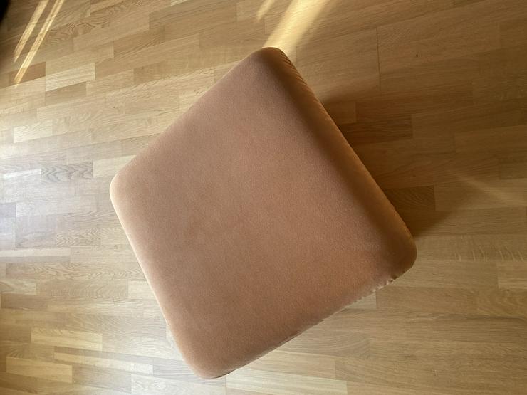 Bild 1: Beistellhocker zum Sofa