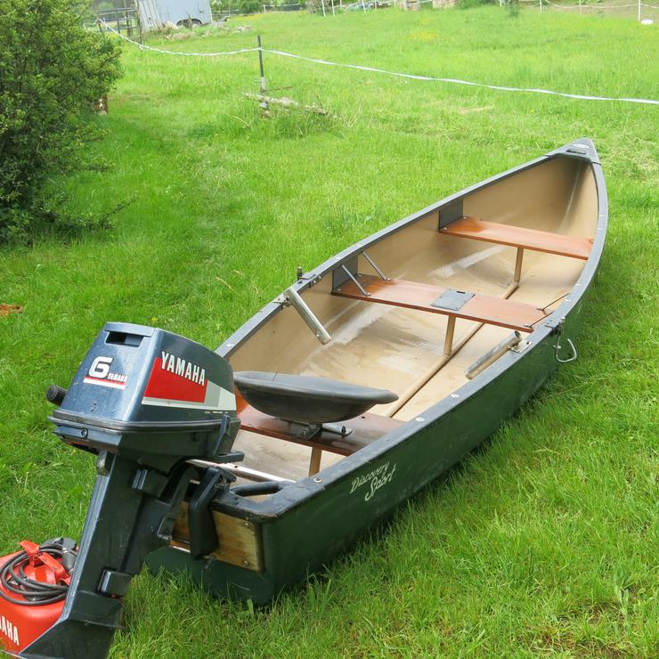 Kanu mit Spiegel oder Ruderboot mit Motor