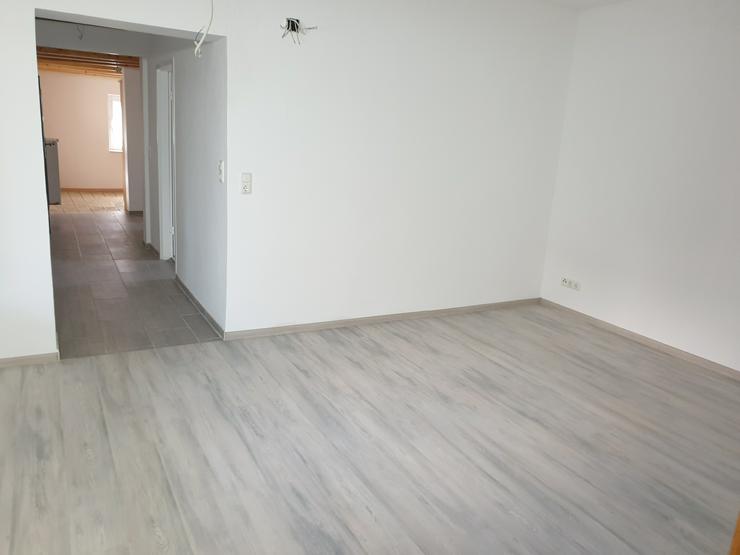 Bild 2: Erdgeschoß 3ZKB, Einbauküche, Modernisiert, Renoviert, Badewanne, Pkw Stellplatz