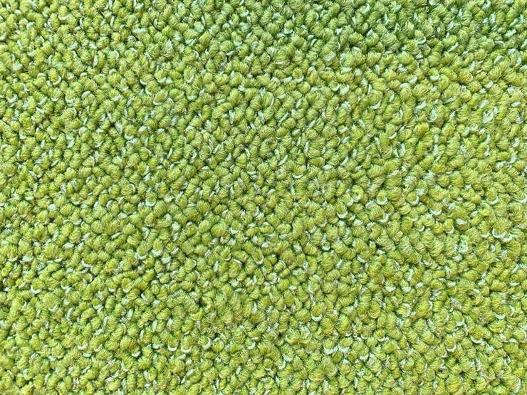 Bild 3: Großer Bestand an leuchtend grünen Teppichfliesen Heuga 568