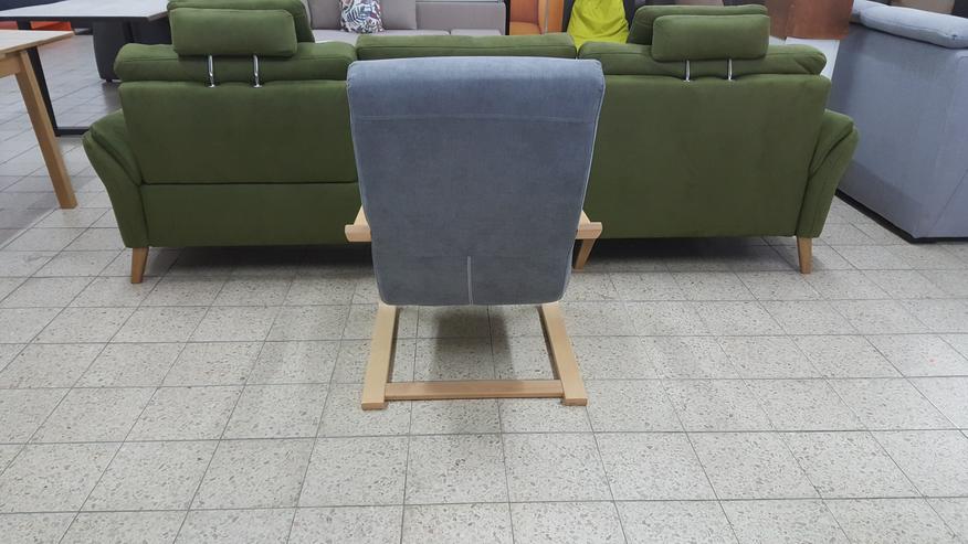 Bild 3:  Ein eleganter grauer Sessel mit hochwertigem Holzgestell für nur 179 Euro 