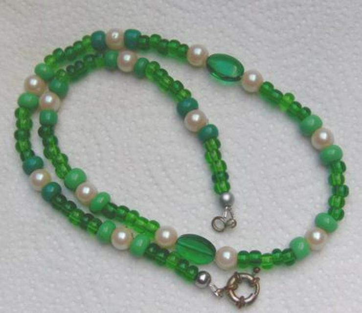 Halskette mit grünen Rocaille mit Zuchtperlen