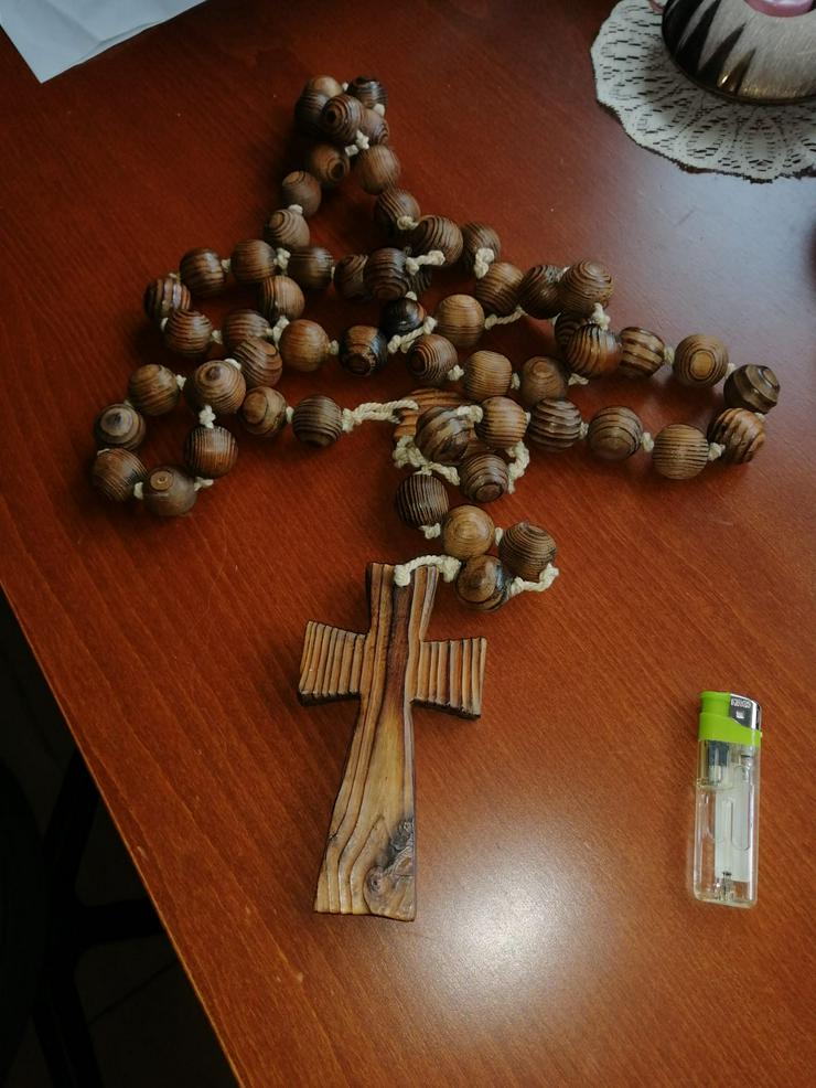 Bild 2: Gebetskette aus Holz 140 cm lang mit großem Holzkreuz