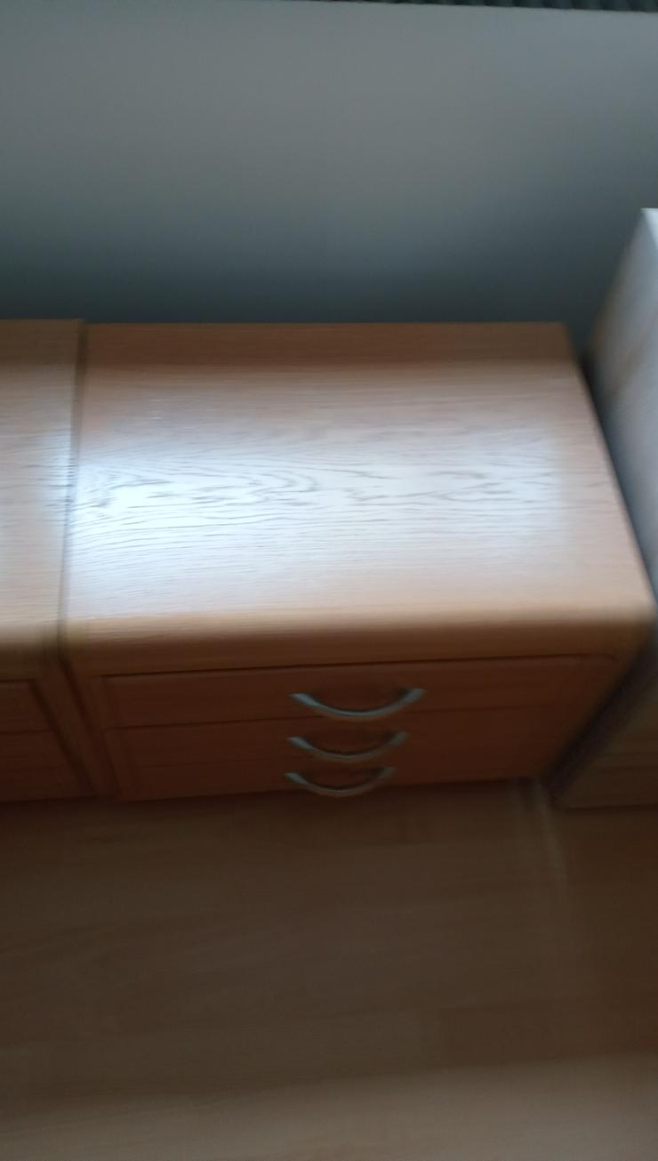 Zwei kleine Schlafzimmer-Nachtschränkchen aus hellem Holz, nicht furniert, je drei längliche Schubladen - Nachttische - Bild 2