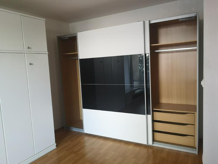 Bild 4: Kleiderschrank