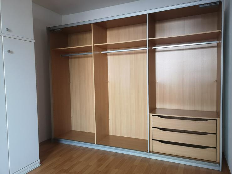 Bild 5: Kleiderschrank