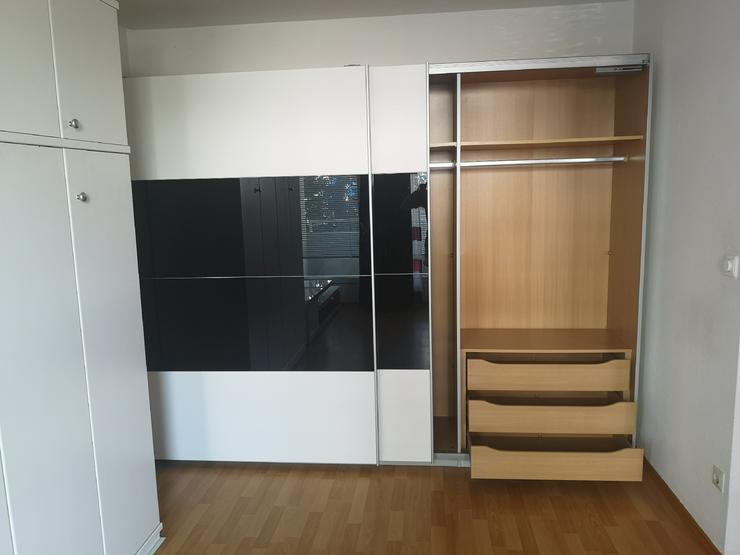 Bild 2: Kleiderschrank