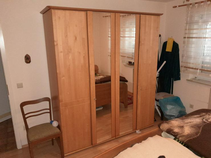 Bild 1: Schlafzimmer (ca. 10 J. alt): Hoher Dreitür-Schrank mit Spiegel, Doppelbett (2x2m) inkl. mehrfach verstellbarer Sprungrahmen, 2 Kommoden - z.T. Massivholz