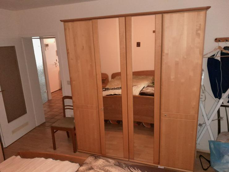 Bild 3: Schlafzimmer (ca. 10 J. alt): Hoher Dreitür-Schrank mit Spiegel, Doppelbett (2x2m) inkl. mehrfach verstellbarer Sprungrahmen, 2 Kommoden - z.T. Massivholz