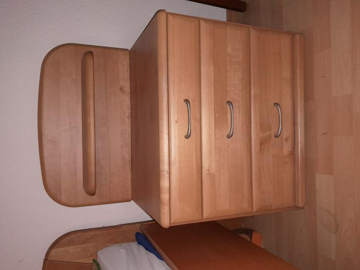 Bild 6: Schlafzimmer (ca. 10 J. alt): Hoher Dreitür-Schrank mit Spiegel, Doppelbett (2x2m) inkl. mehrfach verstellbarer Sprungrahmen, 2 Kommoden - z.T. Massivholz