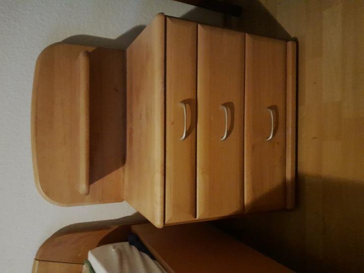 Bild 7: Schlafzimmer (ca. 10 J. alt): Hoher Dreitür-Schrank mit Spiegel, Doppelbett (2x2m) inkl. mehrfach verstellbarer Sprungrahmen, 2 Kommoden - z.T. Massivholz