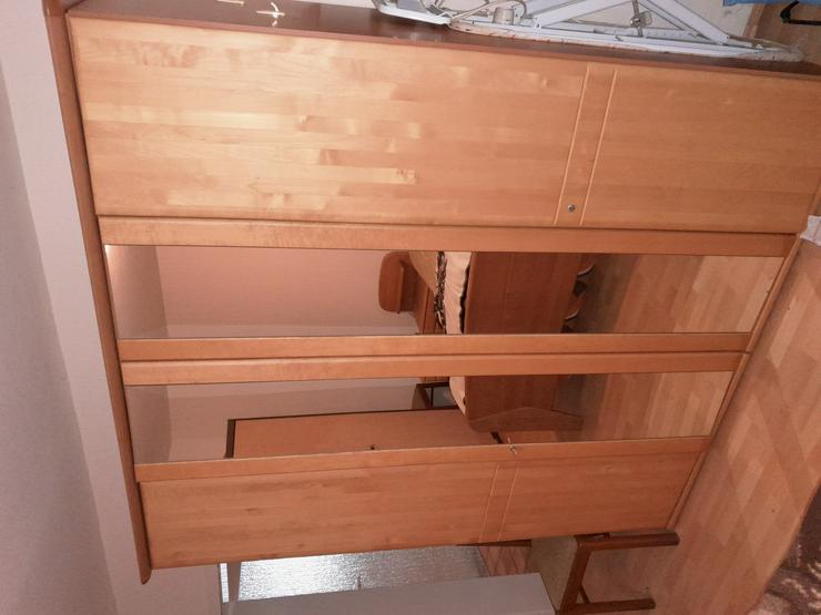 Bild 2: Schlafzimmer (ca. 10 J. alt): Hoher Dreitür-Schrank mit Spiegel, Doppelbett (2x2m) inkl. mehrfach verstellbarer Sprungrahmen, 2 Kommoden - z.T. Massivholz