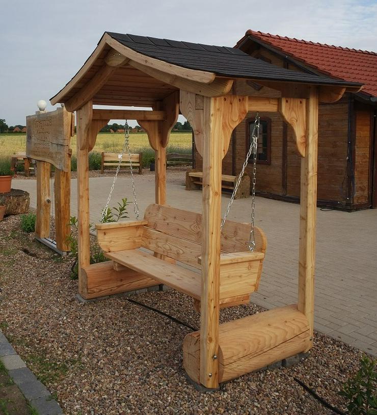 Bild 8: Überdachte Gartenmöbel. Gartenlaube. Holzmöbel.