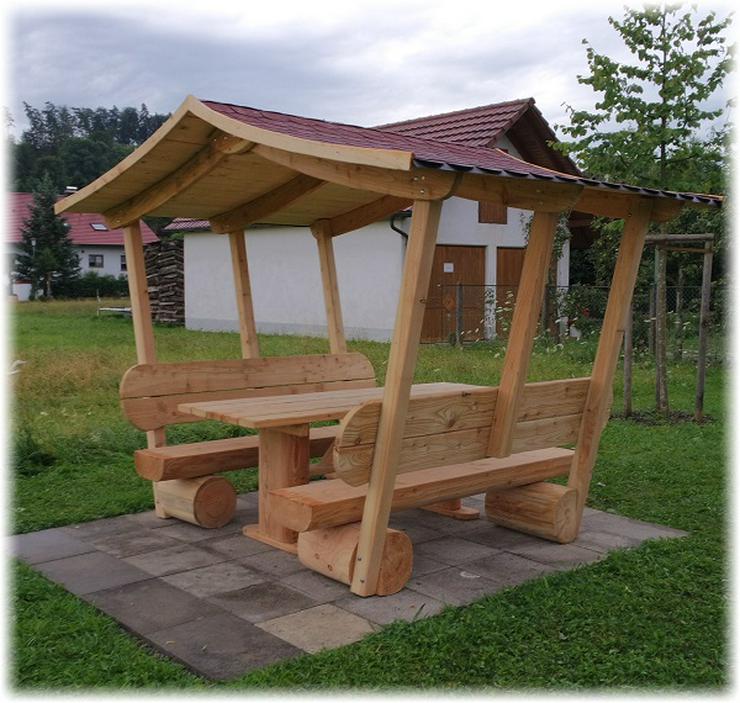 Überdachte Gartenmöbel. Gartenlaube. Holzmöbel.