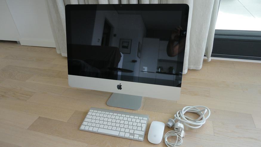 Bild 1: Apple IMac 21.5 Zoll mit Tastatur und Maus und Kabel