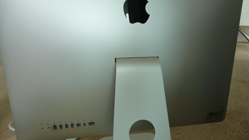 Bild 2: Apple IMac 21.5 Zoll mit Tastatur und Maus und Kabel