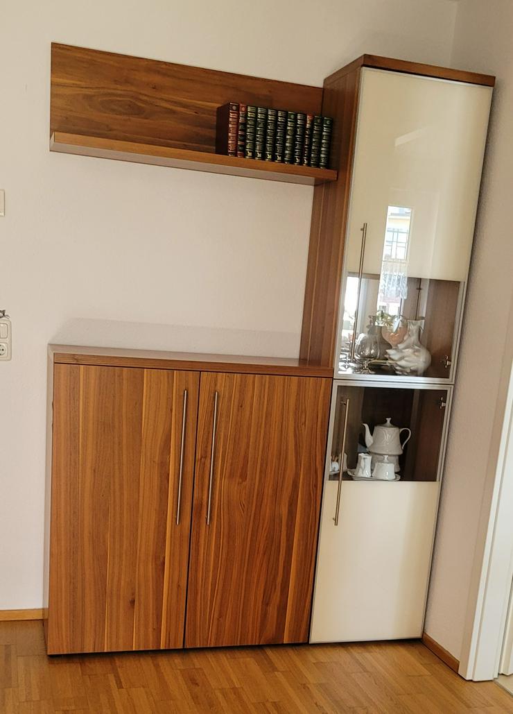 Standvitrine +Sideboard + Wandboard in Walnuss-Nachbildung /Weiß - Schränke & Regale - Bild 1