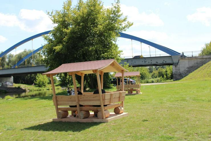 Bild 2: Überdachte Sitzgruppe. Holzmöbel. Weinachtsgeschenk.