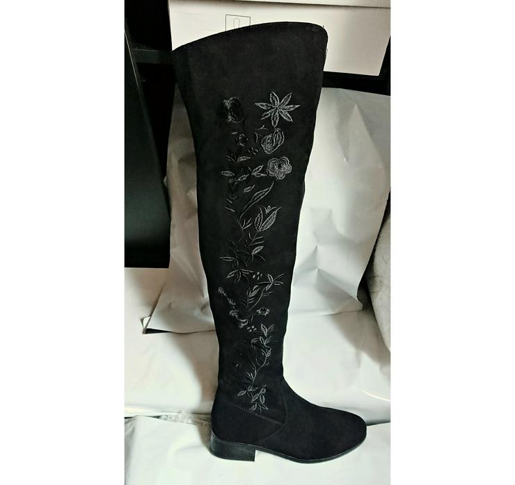 Bild 2: Gr. 37, elegante Overknee Stiefel mit Blumen- Muster ( leicht glänzend )